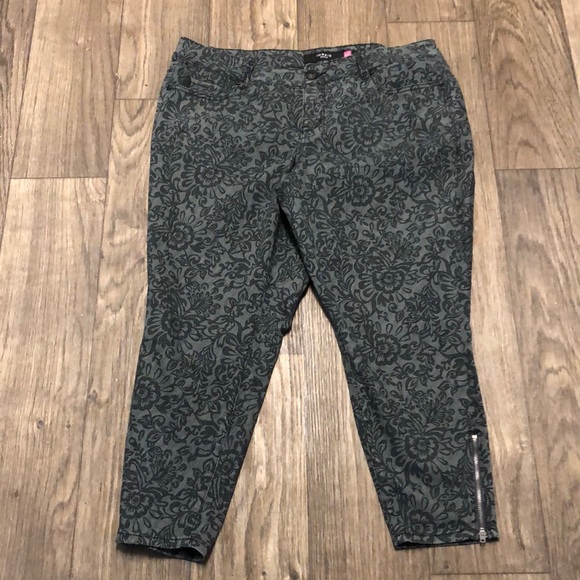 torrid Ankle Jeans Black Gray Lace Print Plus SZ 18 - Picture 1 of 7